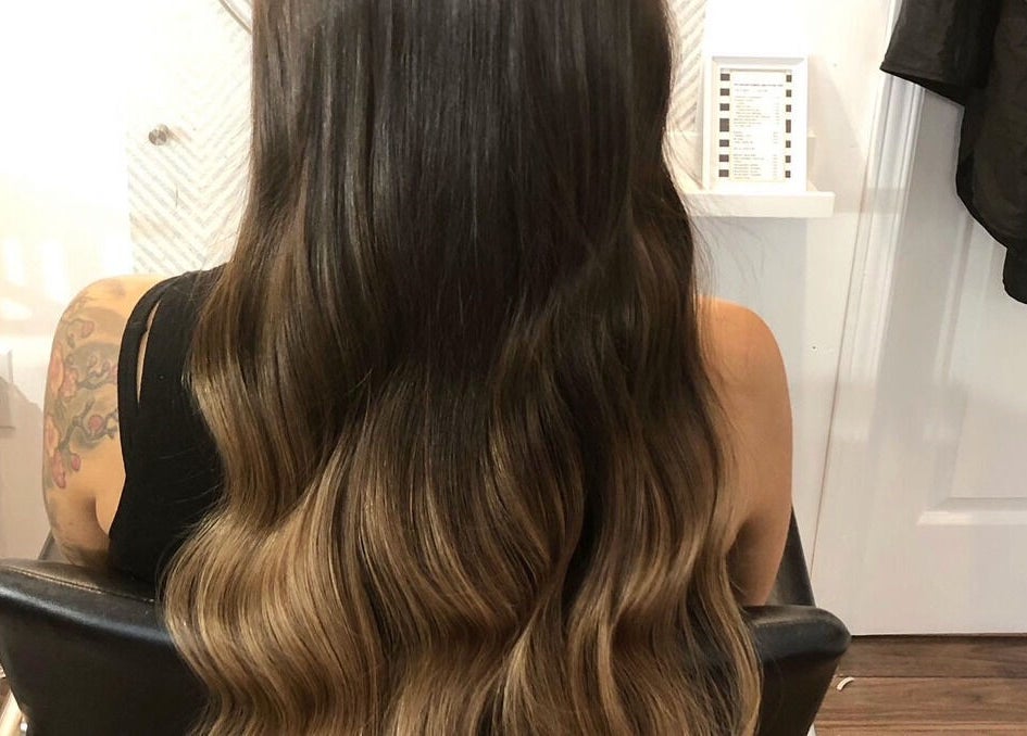Femme avec de magnifiques cheveux ondulés chez Vivi Extension, Mirabel, Québec, CA.