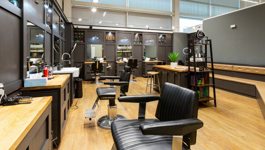 Gould Barbers Slough afbeelding 1