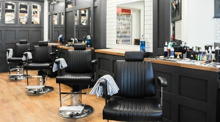 Gould Barbers Newmarket – obraz 2