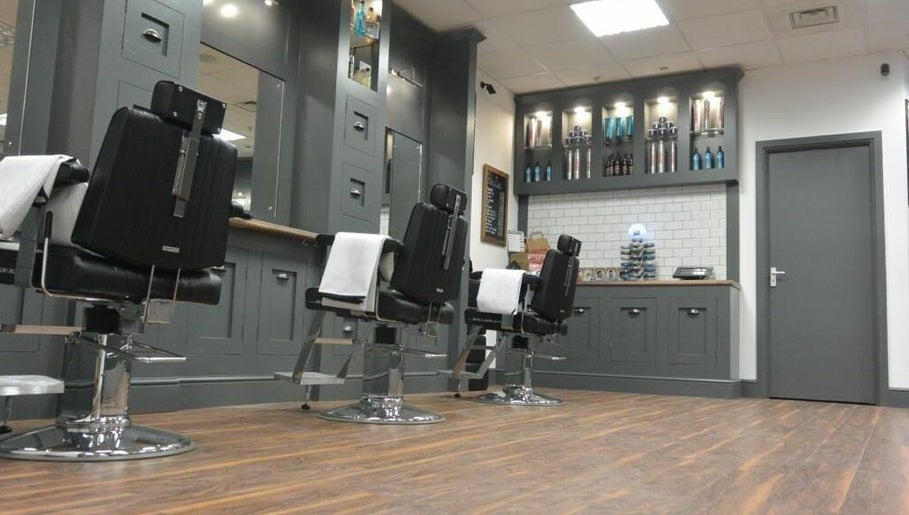 Gould Barbers Chesterfield – obraz 1