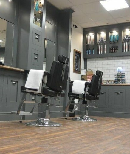 Gould Barbers Chesterfield – kuva 2