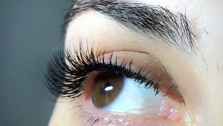 Eyelashes Extensions Madalina image 1