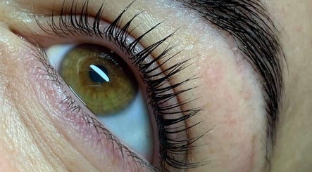 Eyelashes Extensions Madalina image 2