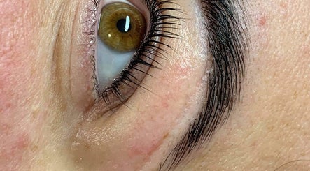 Eyelashes Extensions Madalina image 3