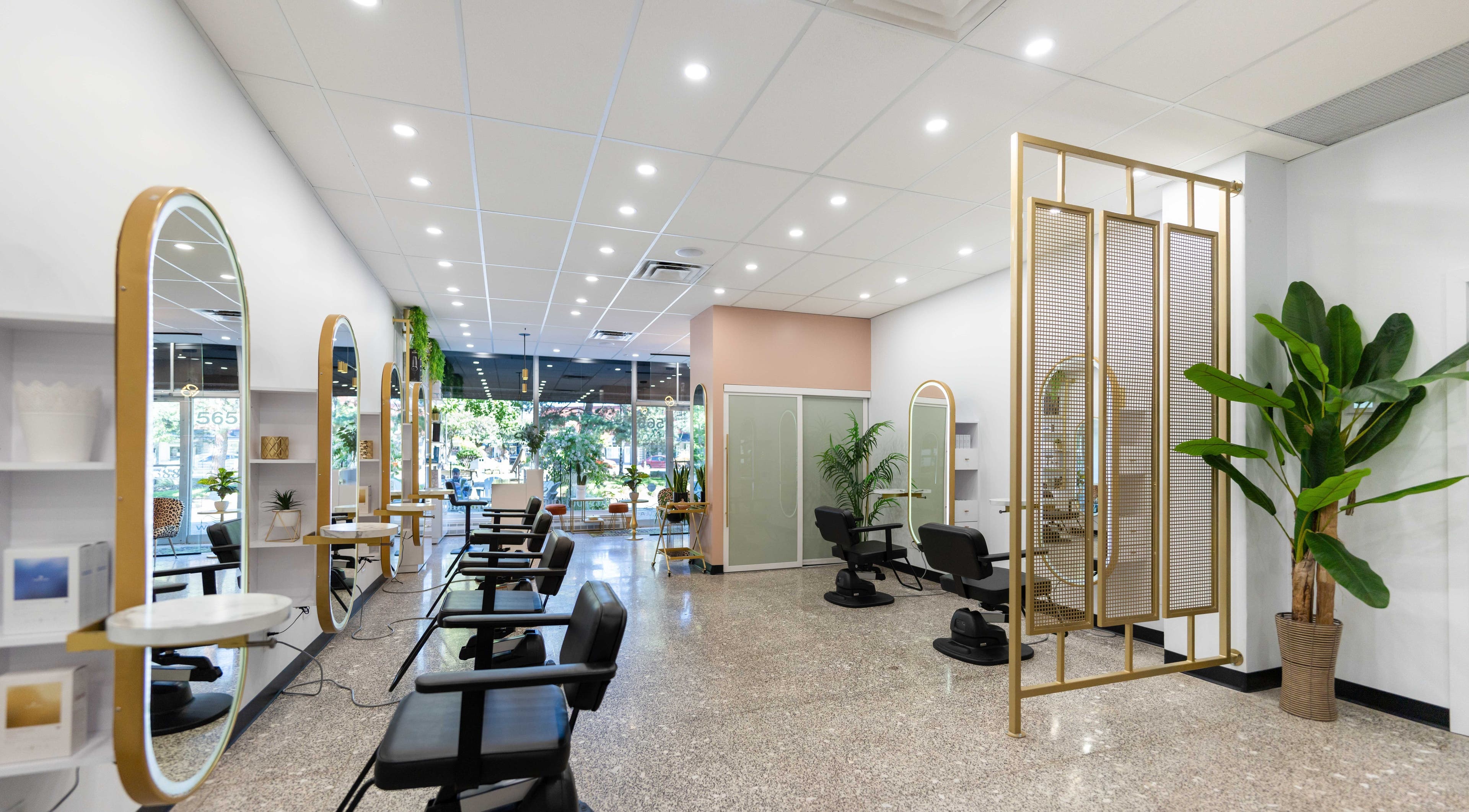Intérieur moderne de Rituel Coiffure à Saint-Lambert, Québec, CA avec miroirs et plantes luxuriantes.