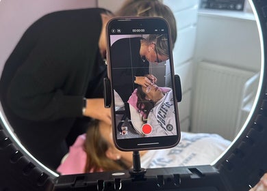 EffortlessBeauty_SLJ - Mobile Only provides expert lash extensions in Telford, England, GB, captured through ring light.