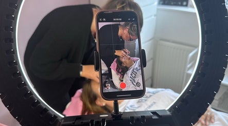 EffortlessBeauty_SLJ - Mobile Only provides expert lash extensions in Telford, England, GB, captured through ring light.