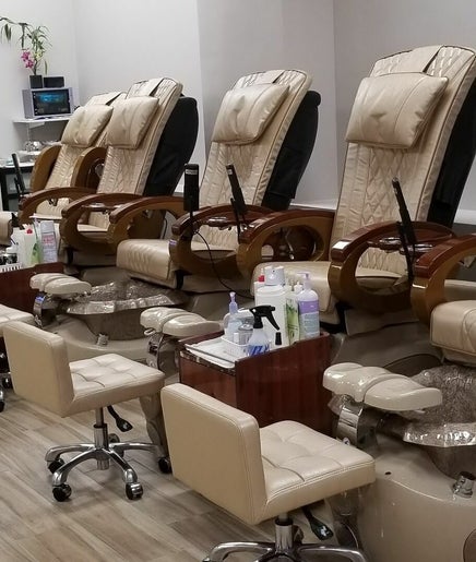 Queen Nails & Spa image 2