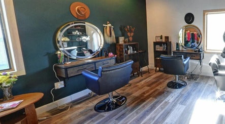 Fringe Boutique Salon Bild 3