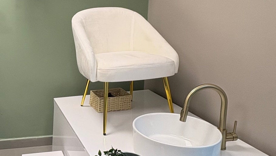 Silla blanca y lavamanos moderno en LUMÊ, San Juan, San Juan, PR, para bienestar y belleza.