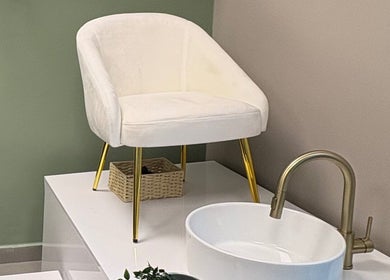 Silla blanca y lavamanos moderno en LUMÊ, San Juan, San Juan, PR, para bienestar y belleza.