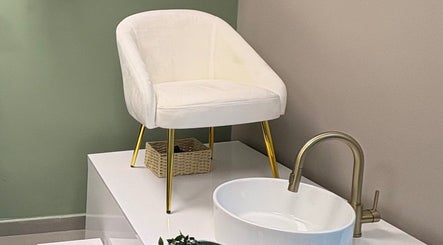 Silla blanca y lavamanos moderno en LUMÊ, San Juan, San Juan, PR, para bienestar y belleza.