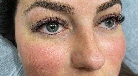 Sleek Lash image 2