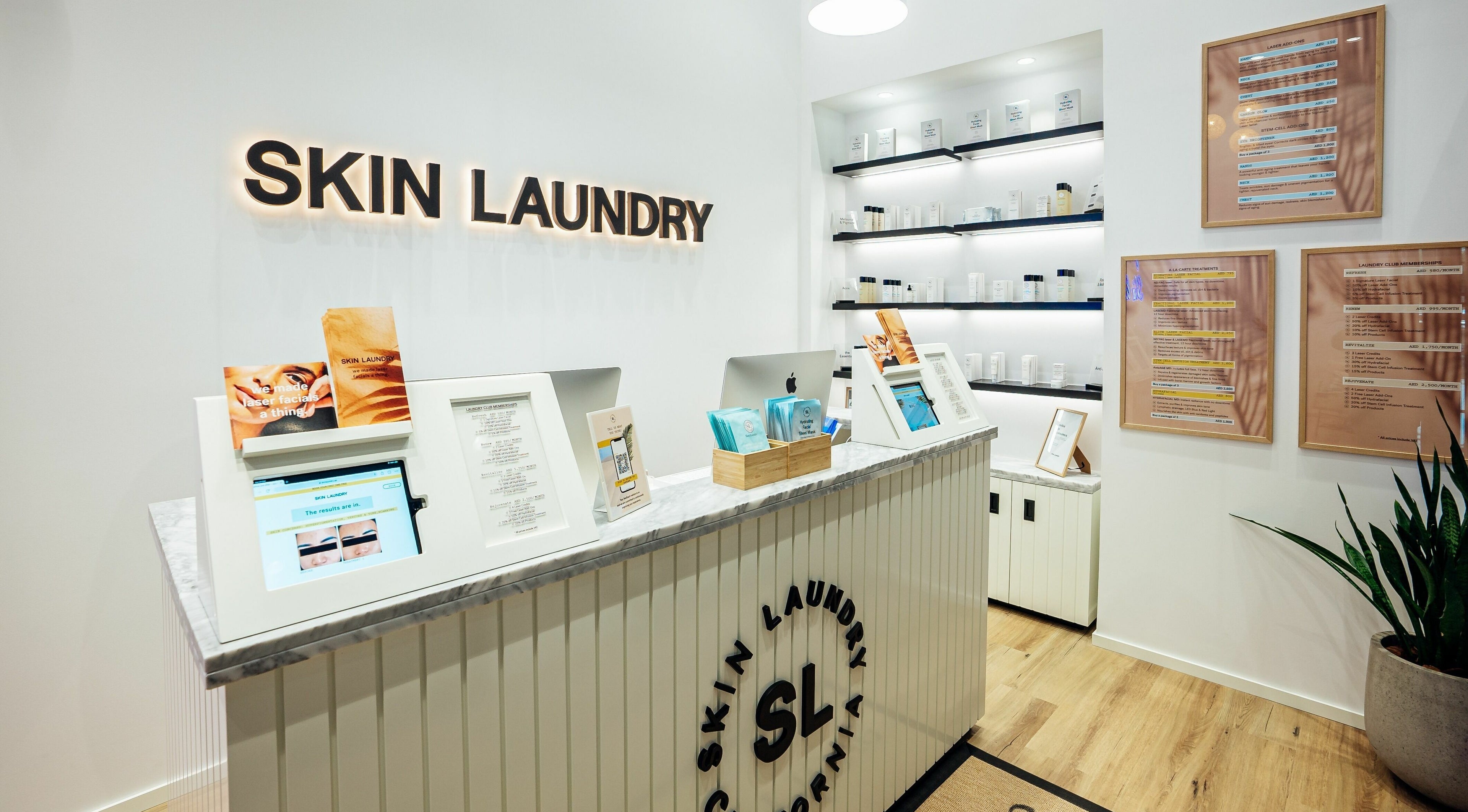 Sleek reception at Skin Laundry - DIFC, دبي, دبي, AE showcasing skincare products and contemporary design.