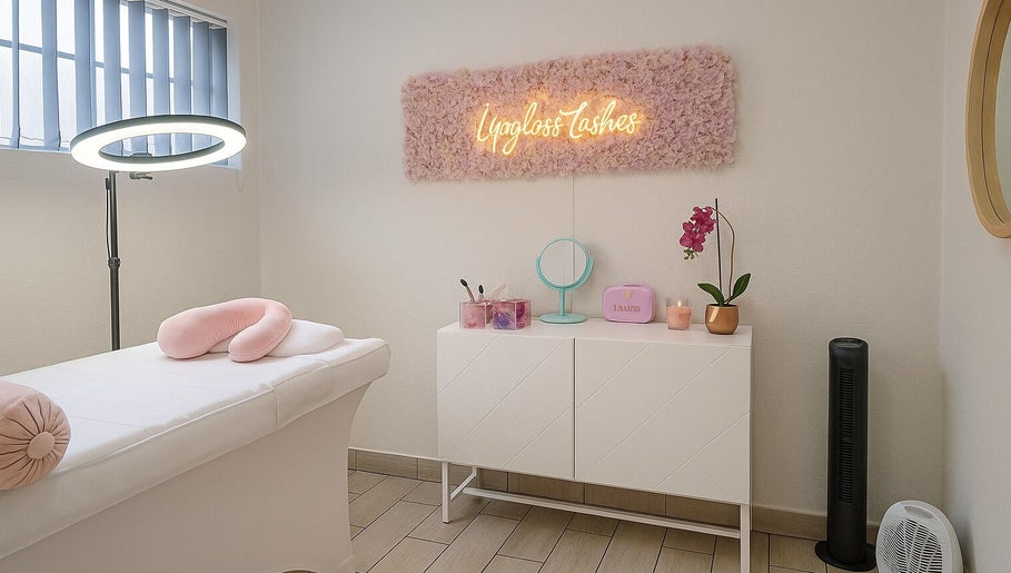 Lipgloss and Lashes Woodmead, bild 1