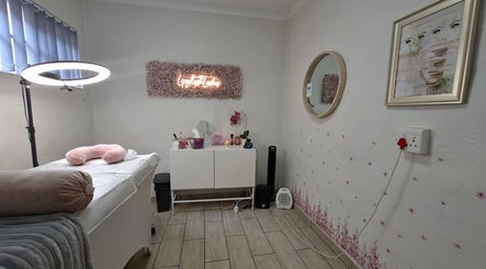 Lipgloss and Lashes Woodmead, bild 2