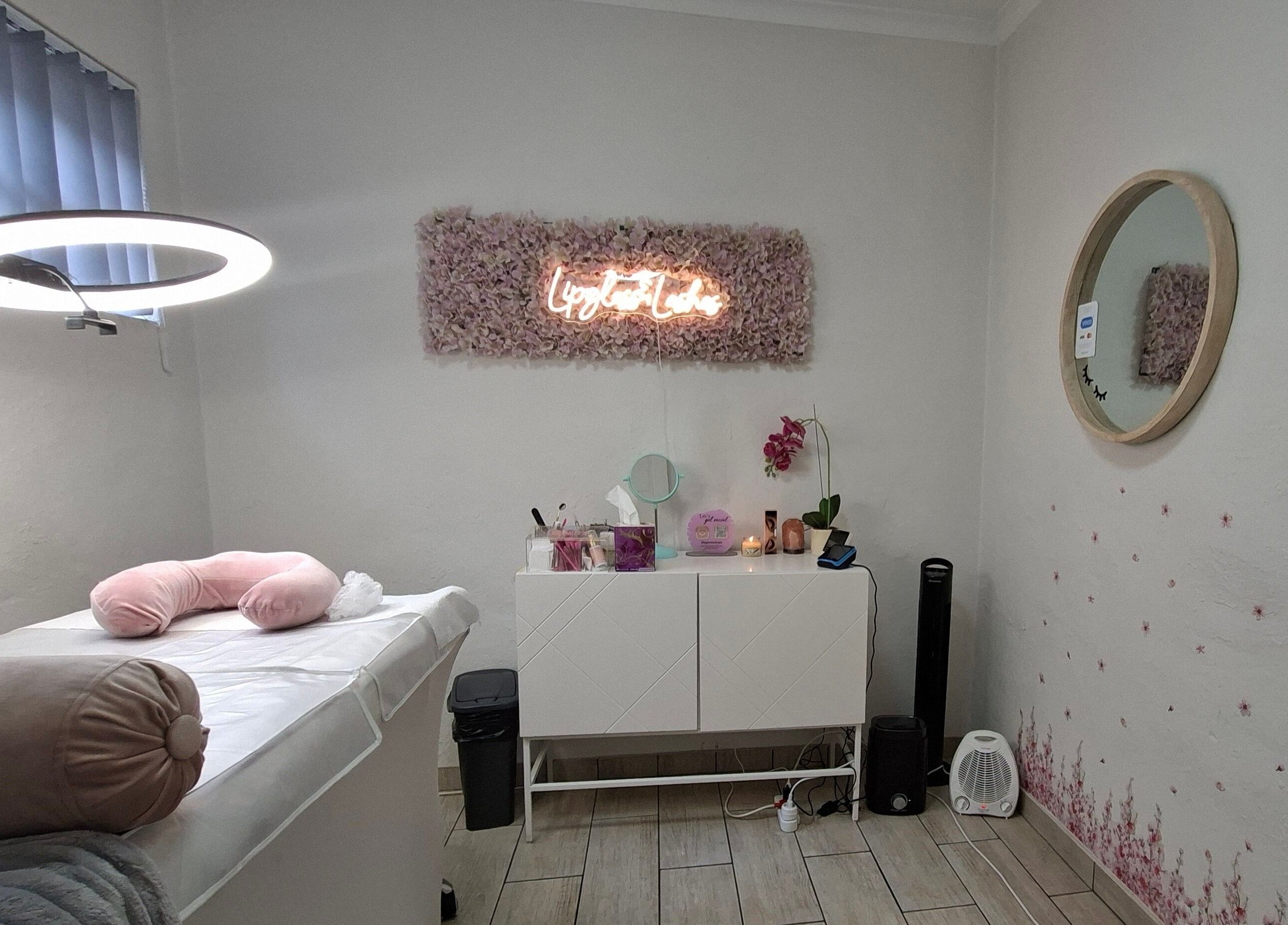 Serene beauty room at Lipgloss and Lashes Woodmead, Sandton, Gauteng, ZA, showcasing relaxing ambiance.