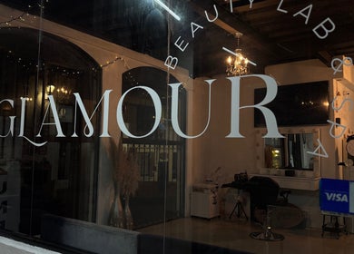 Exterior de Glamour Beauty Lab & Spa en Valle de Bravo, Estado de México, MX mostrando elegancia nocturna.