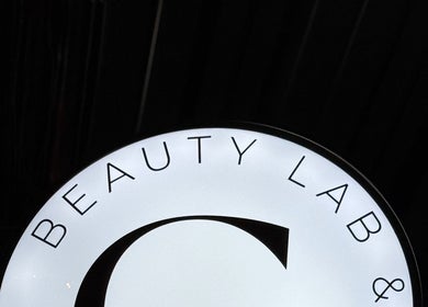 Letrero iluminado de Glamour Beauty Lab & Spa en Valle de Bravo, Estado de México, MX.
