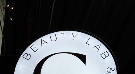 Letrero iluminado de Glamour Beauty Lab & Spa en Valle de Bravo, Estado de México, MX.