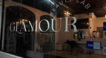 Ventana iluminada de Glamour Beauty Lab & Spa en Valle de Bravo, Estado de México, MX.