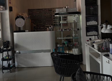 Interior moderno de Glamour Beauty Lab & Spa en Valle de Bravo, Estado de México, MX.