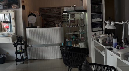 Interior moderno de Glamour Beauty Lab & Spa en Valle de Bravo, Estado de México, MX.