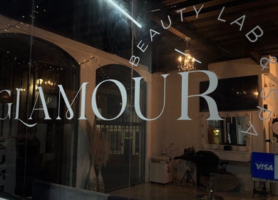 Entrada del Glamour Beauty Lab & Spa en Valle de Bravo, Estado de México, MX con elegante decoración interior.