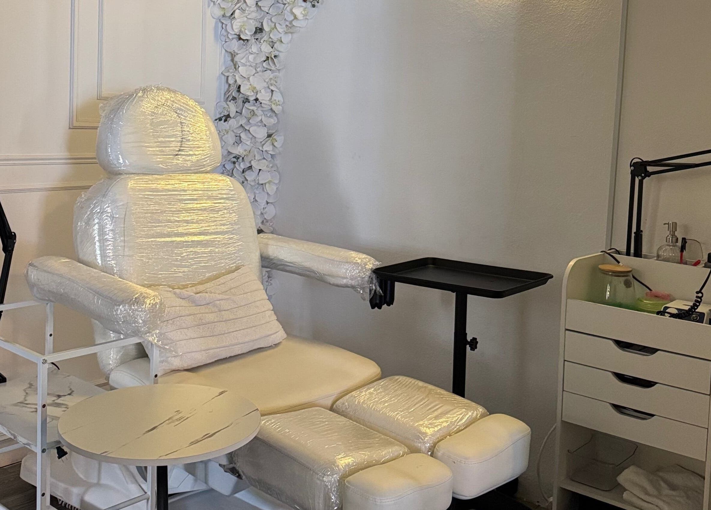 Silla de tratamiento en Glamour Beauty Lab & Spa, Valle de Bravo, Estado de México, MX, lista para un servicio relajante.