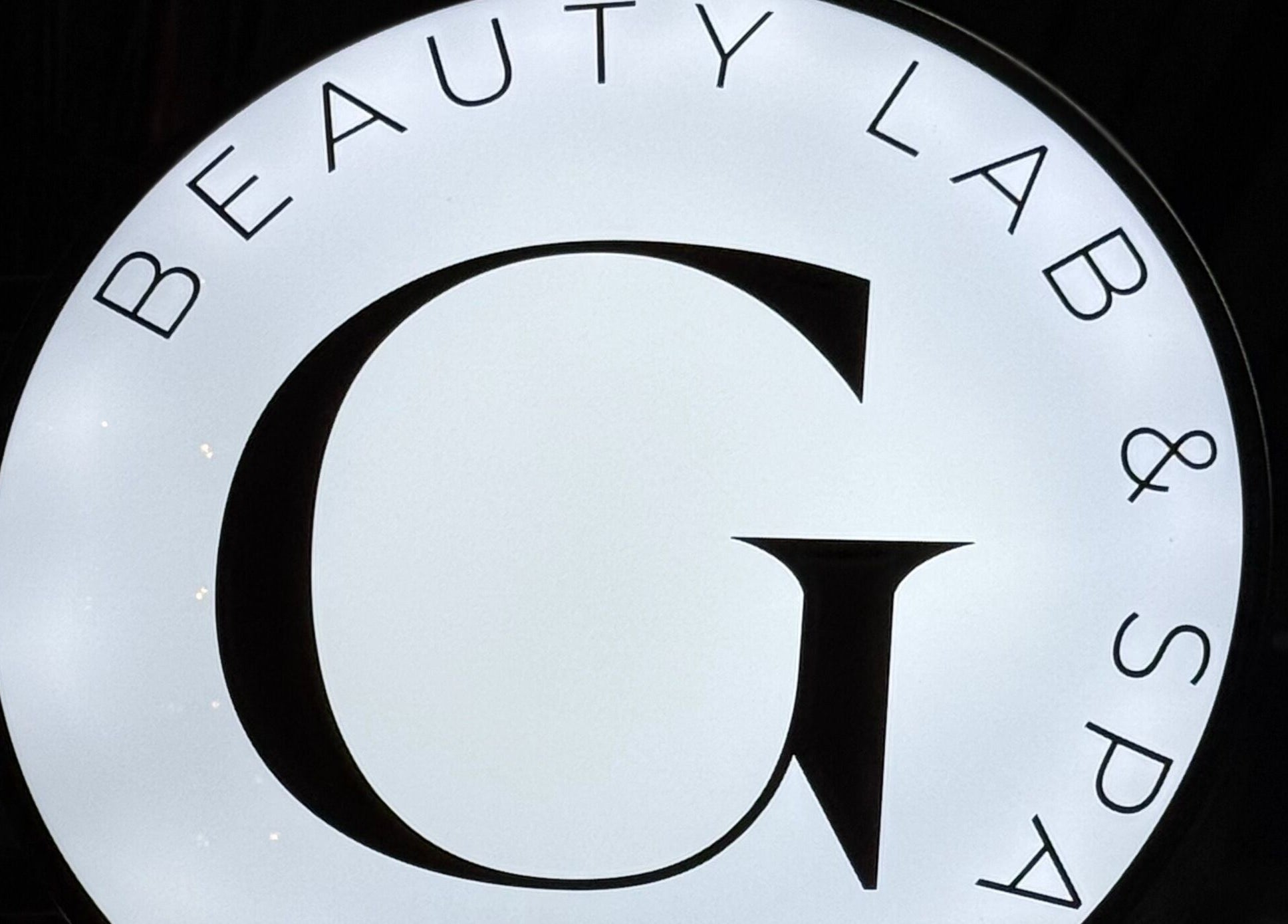 Logo iluminado de Glamour Beauty Lab & Spa en Valle de Bravo, Estado de México, MX.