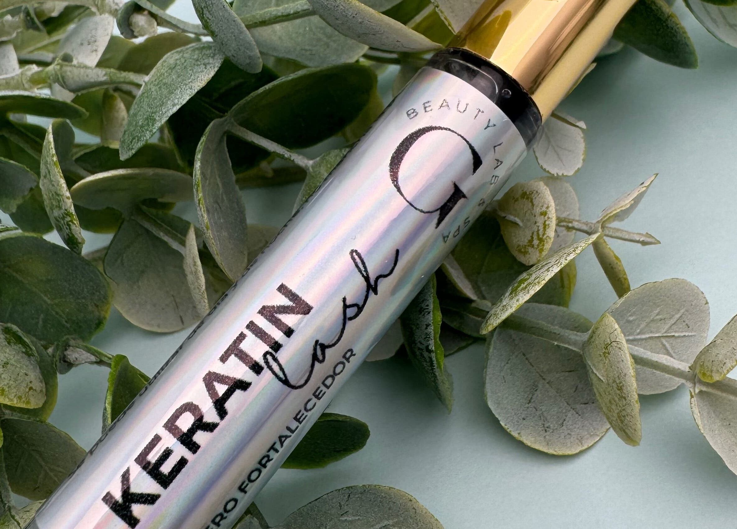 Producto de pestañas Keratin Lash sobre hojas, de Glamour Beauty Lab & Spa, Valle de Bravo, Estado de México, MX.