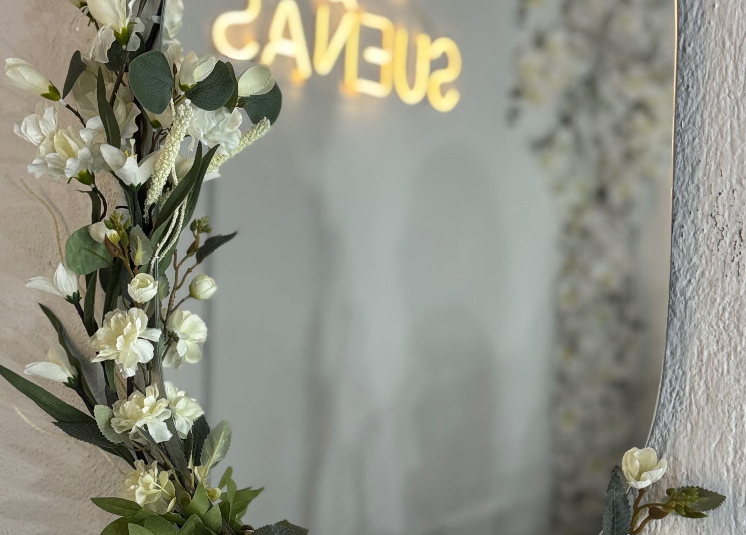 Decoración floral en el espejo de Glamour Beauty Lab & Spa, Valle de Bravo, Estado de México, MX.