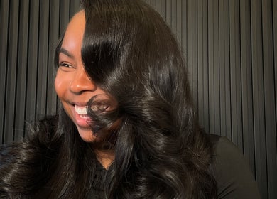 Une femme souriante avec des cheveux élégants chez CreationSanon, Saint-laurent, Québec, CA.