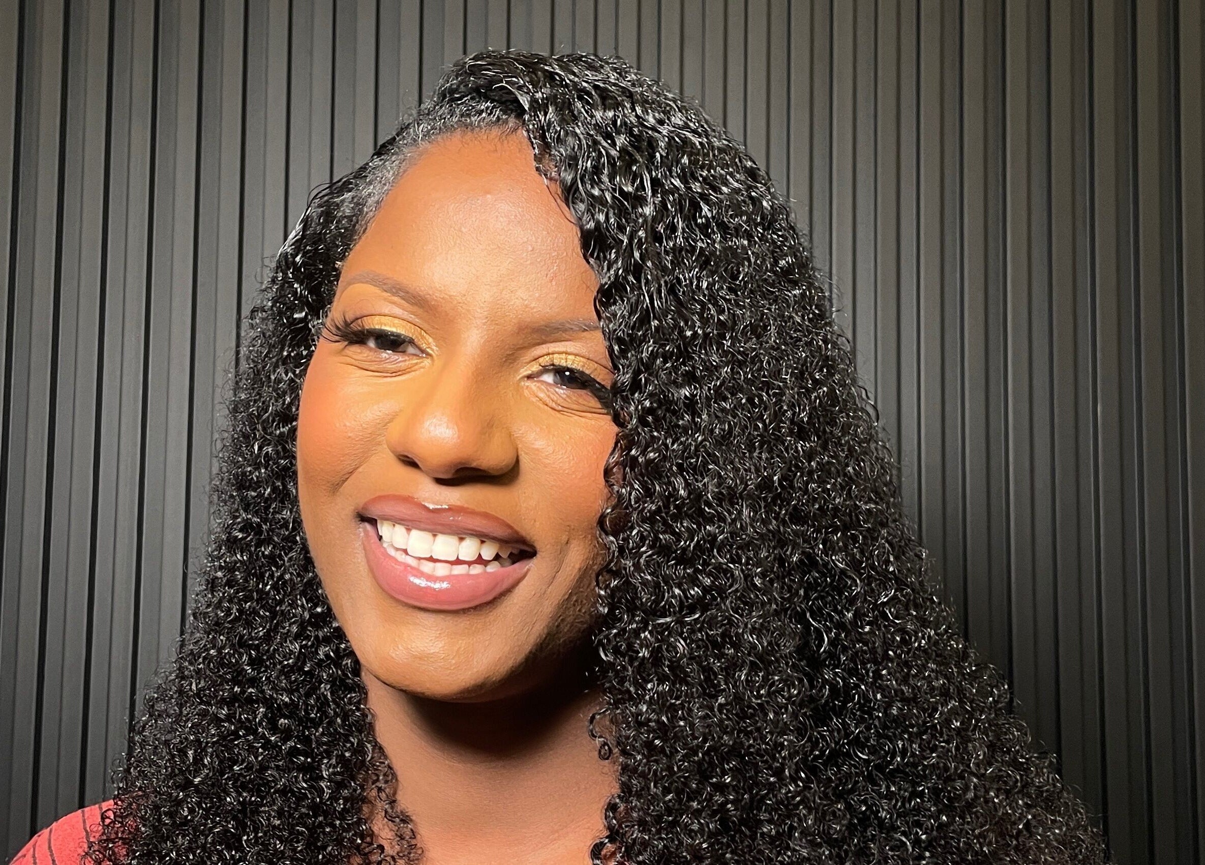 Sourire éclatant lors d'une séance chez CreationSanon à Saint-Laurent, Québec, CA.