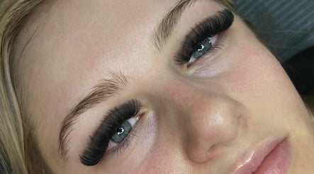 MiLashes Lash and Brow Artistry image 3