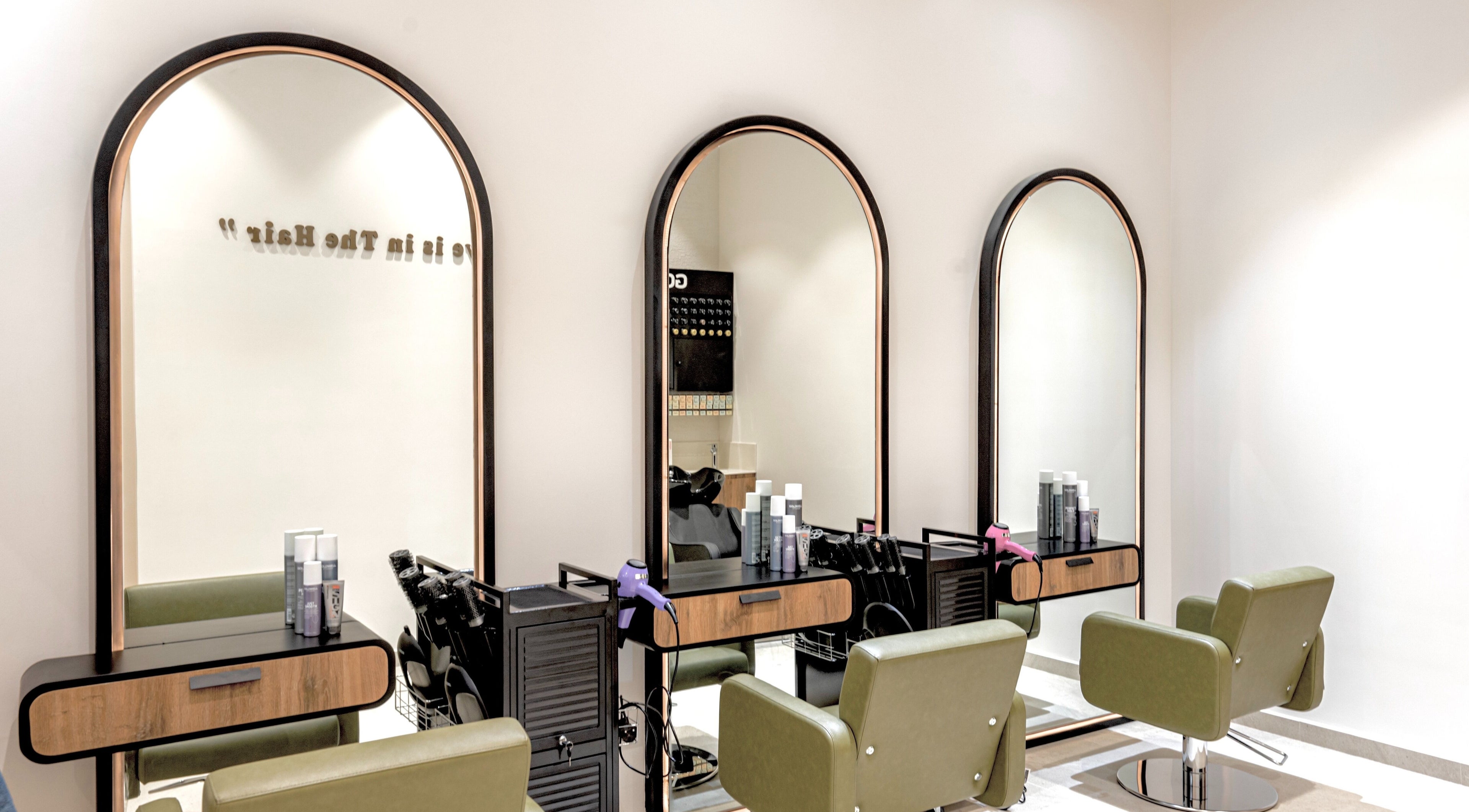 Sleek salon stations at Nails By Dash Beauty Salon, دبي, دبي, AE, with modern mirrors and styling chairs.