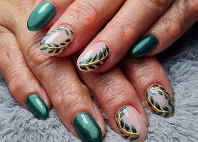 Leafy nail art in green and gold at Ria Dharni, Crawley, England, GB.