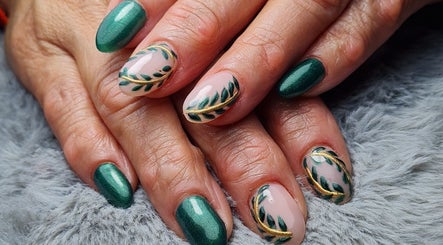 Leafy nail art in green and gold at Ria Dharni, Crawley, England, GB.
