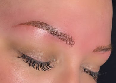 Perfectly sculpted eyebrows at Cosmopolitan Beauty Bar, Springwater, Ontario, CA, enhancing natural beauty.