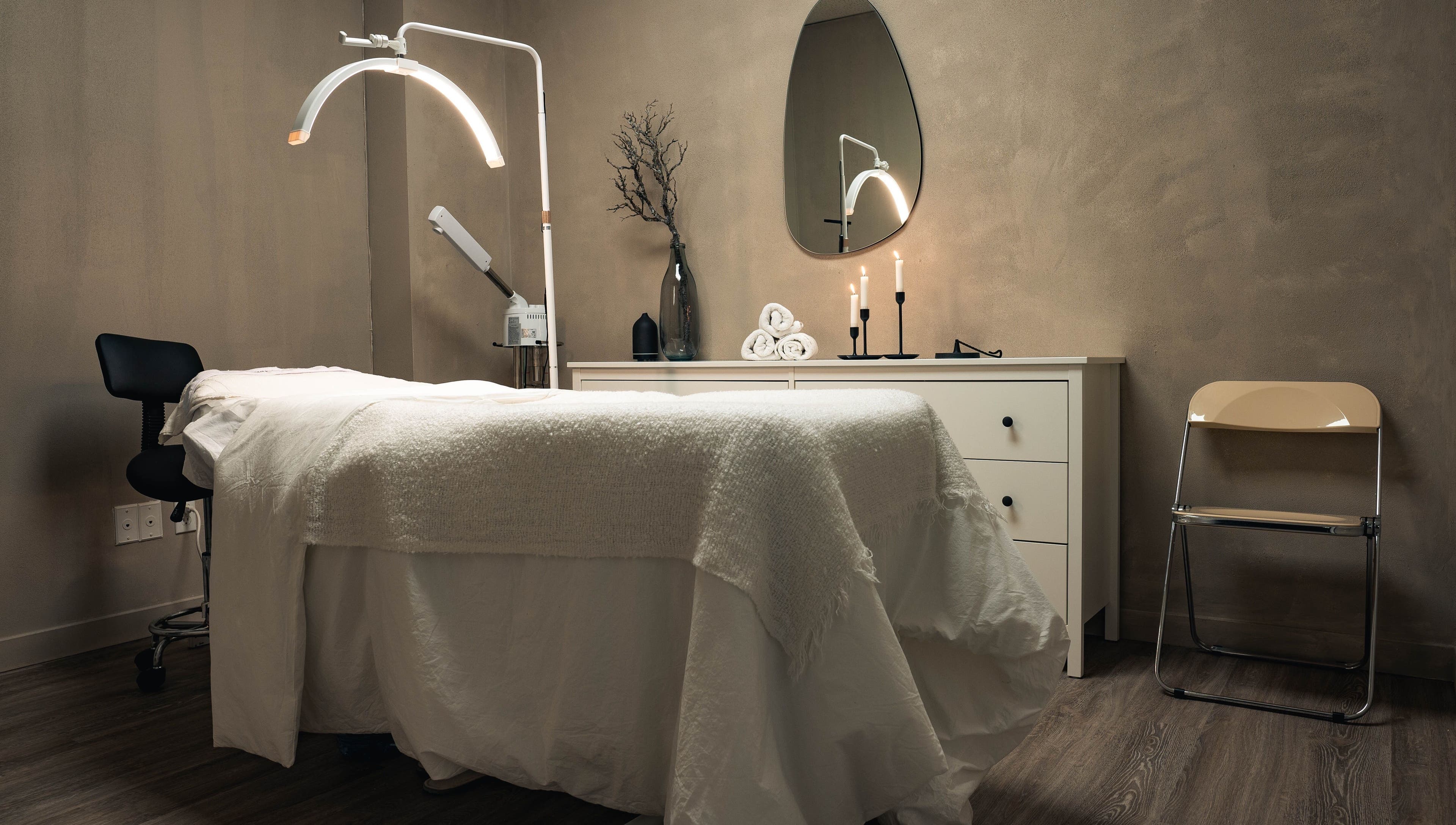 Salle de soins élégante chez Dermarica à Montréal, Québec, CA avec lit et décor apaisant.