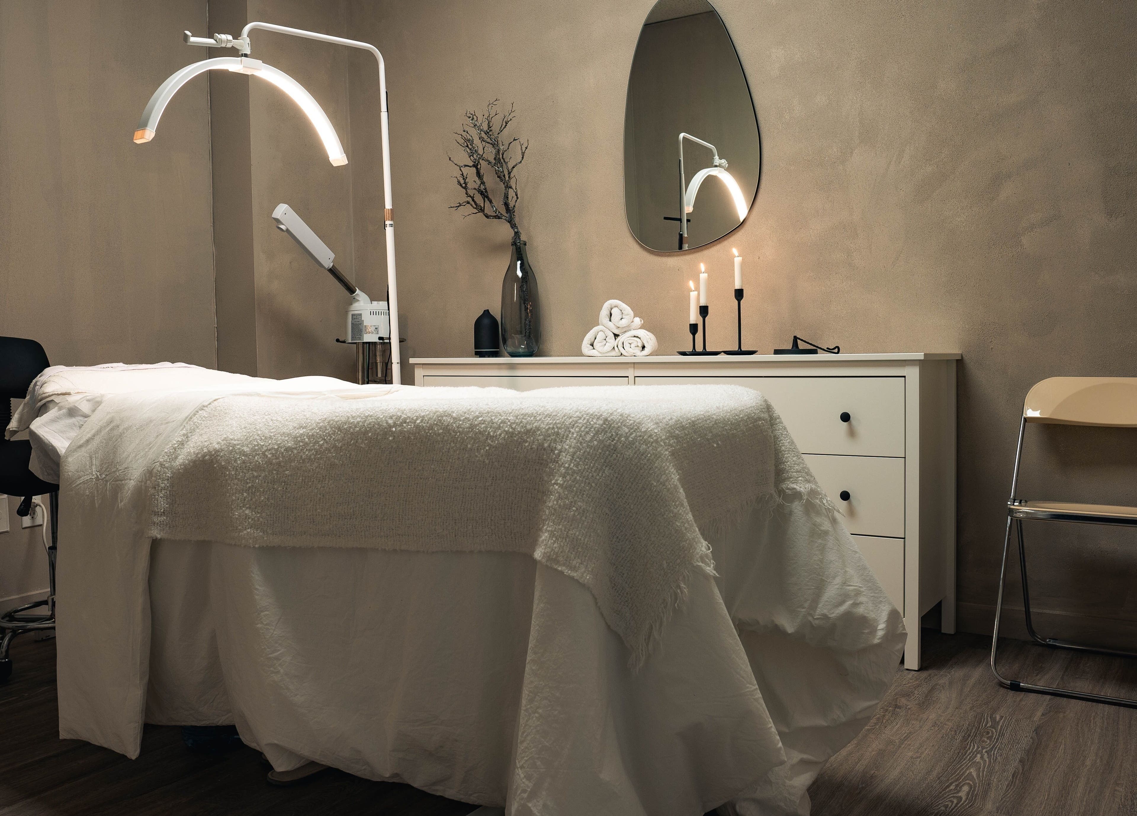 Salle de soins élégante chez Dermarica à Montréal, Québec, CA avec lit et décor apaisant.