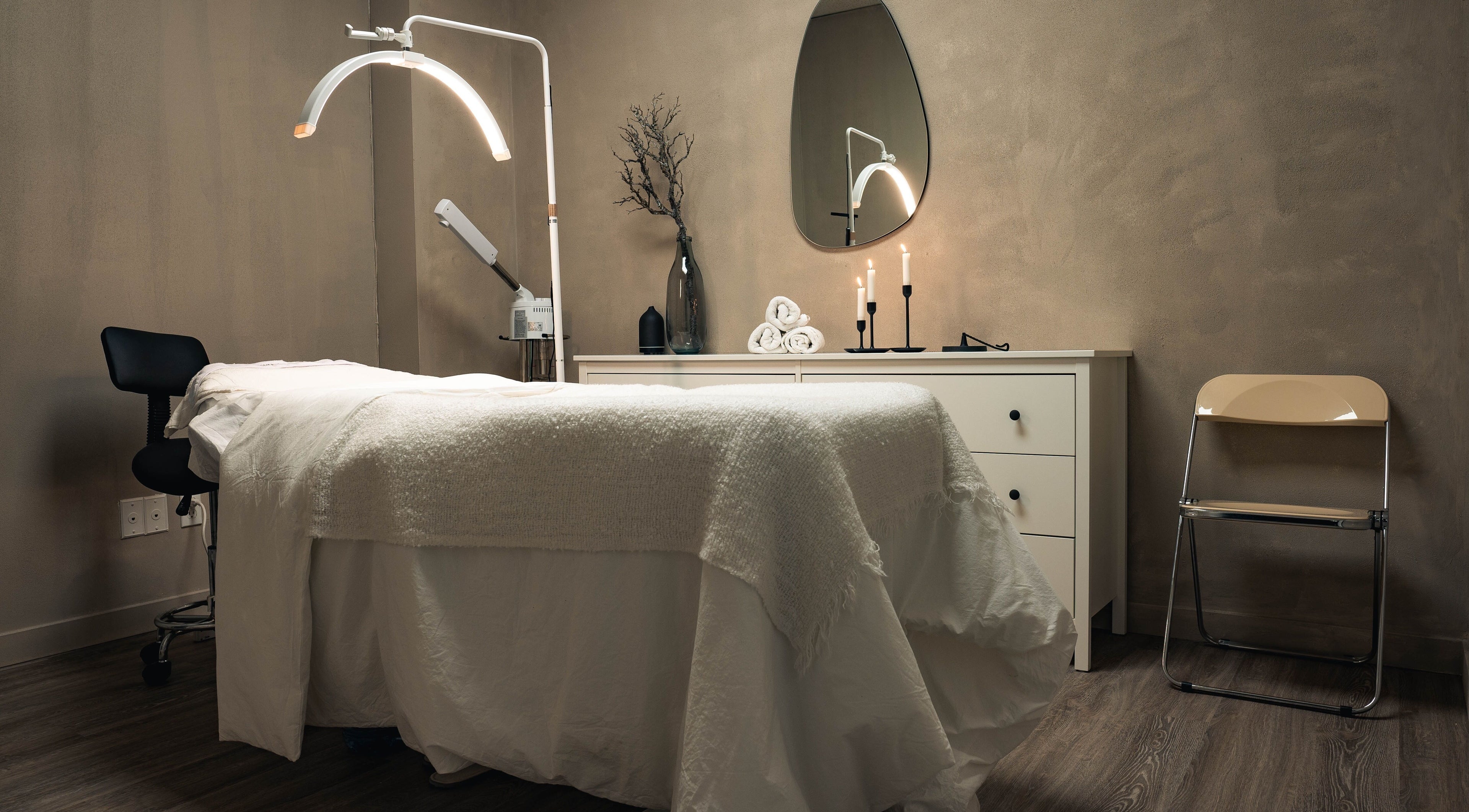 Salle de soins élégante chez Dermarica à Montréal, Québec, CA avec lit et décor apaisant.