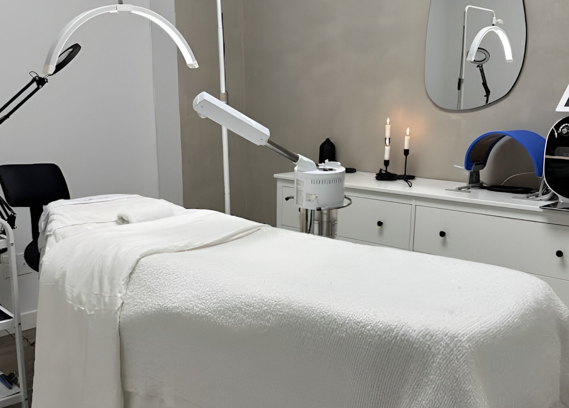 Salle de soins Dermarica, Montréal, Québec, CA. Lit de traitement et équipements modernes pour bien-être.