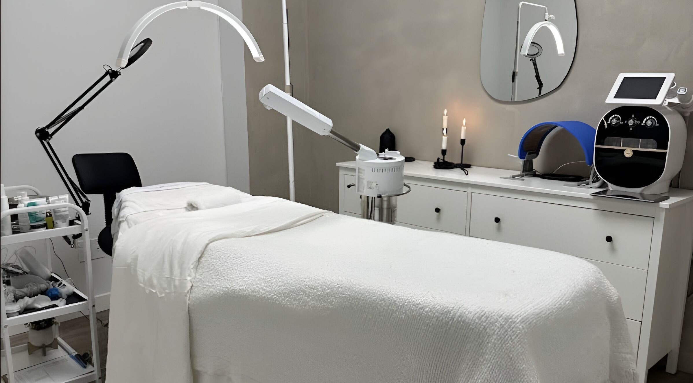 Salle de soins Dermarica, Montréal, Québec, CA. Lit de traitement et équipements modernes pour bien-être.