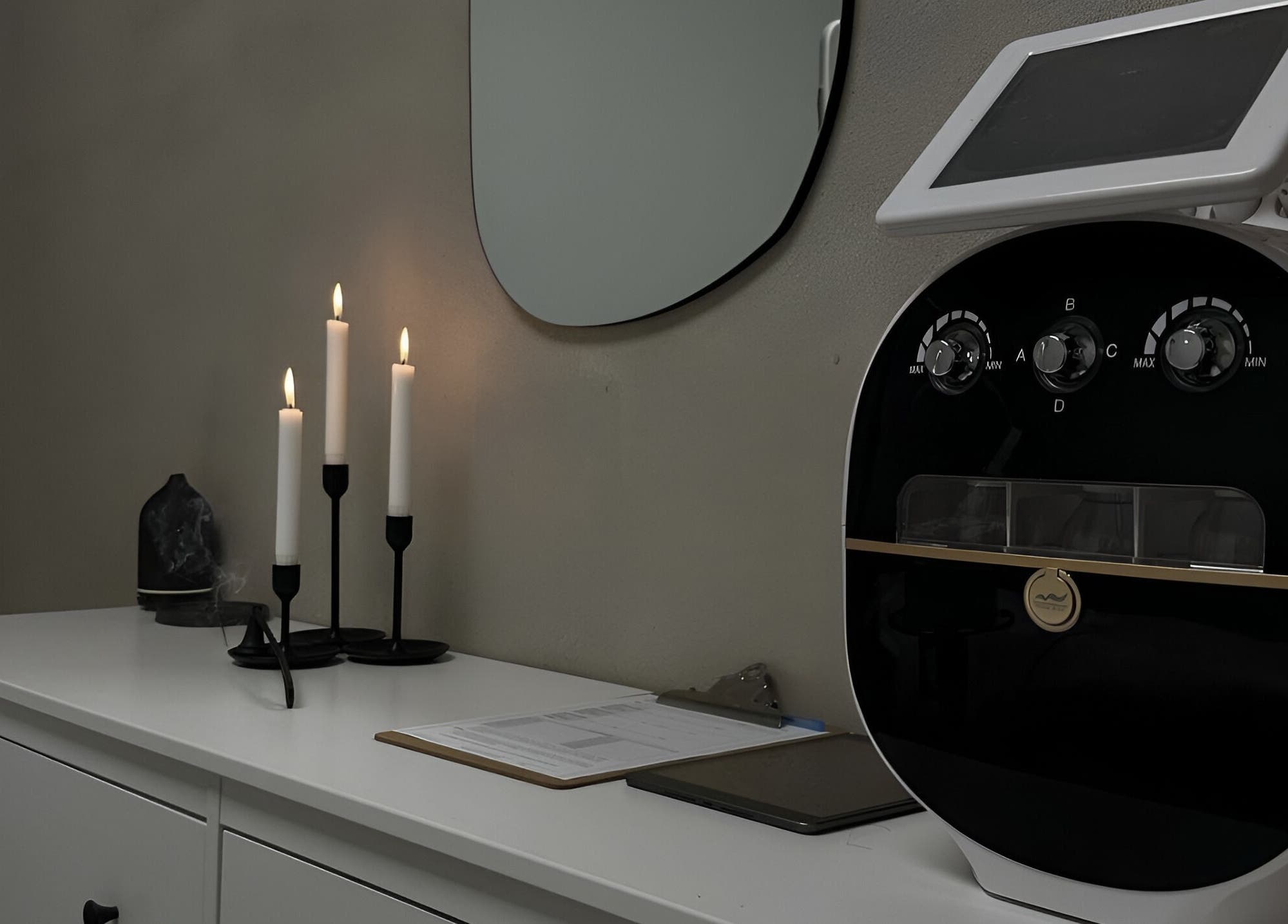 Appareil esthétique moderne à Dermarica, Montréal, Québec, CA, avec bougies et miroir élégants.