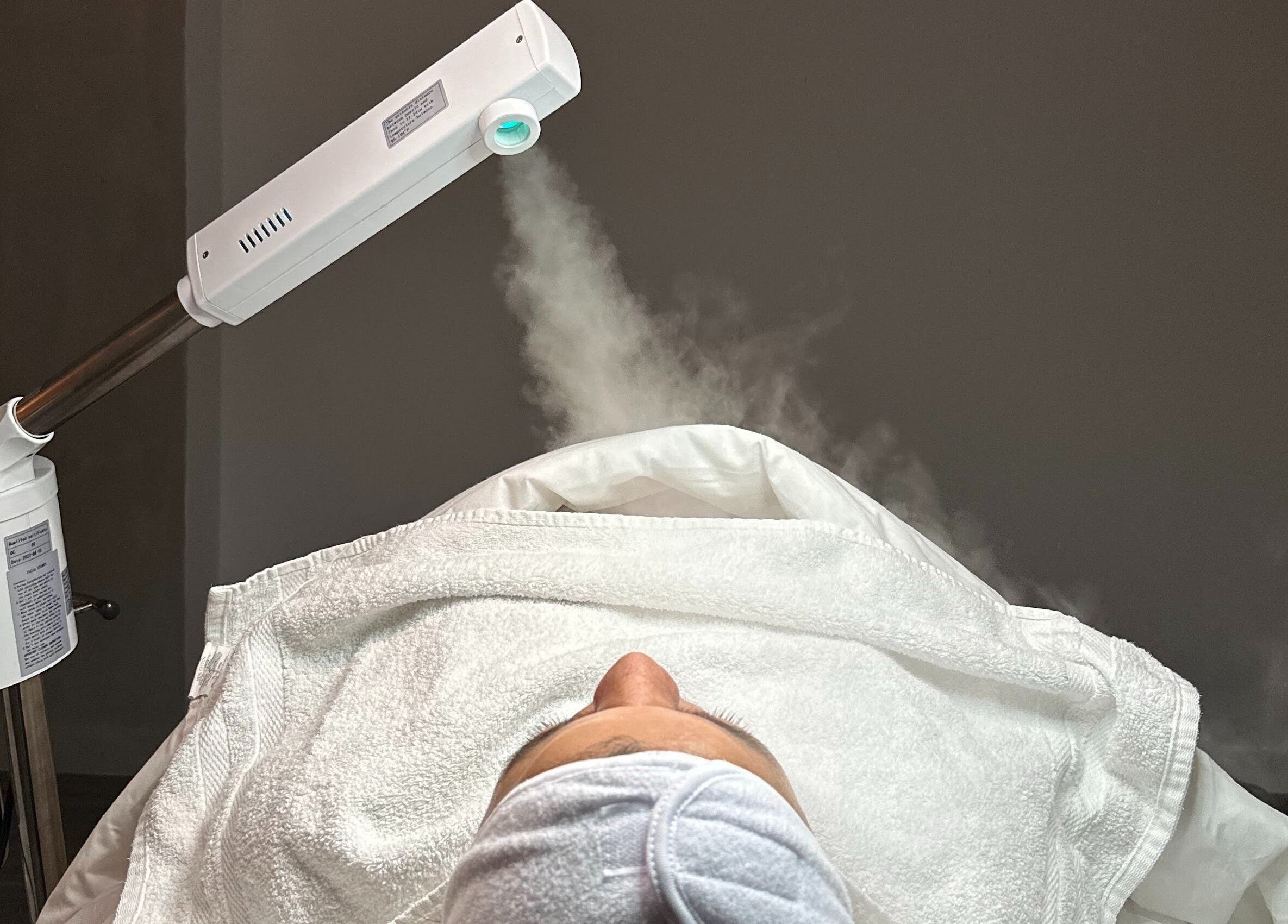 Séance de vapozone au spa Dermarica, Montréal, Québec, CA pour une peau éclatante et revitalisée.