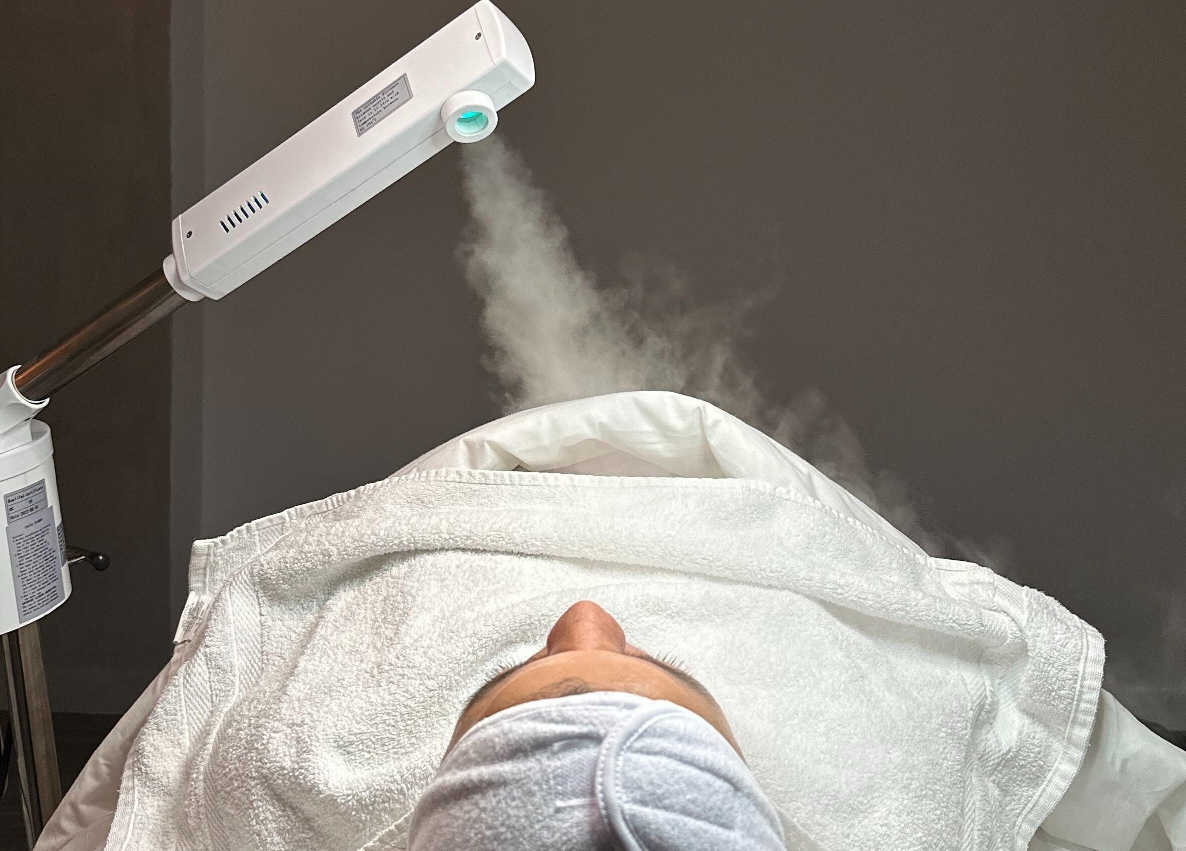 Séance de vapozone au spa Dermarica, Montréal, Québec, CA pour une peau éclatante et revitalisée.