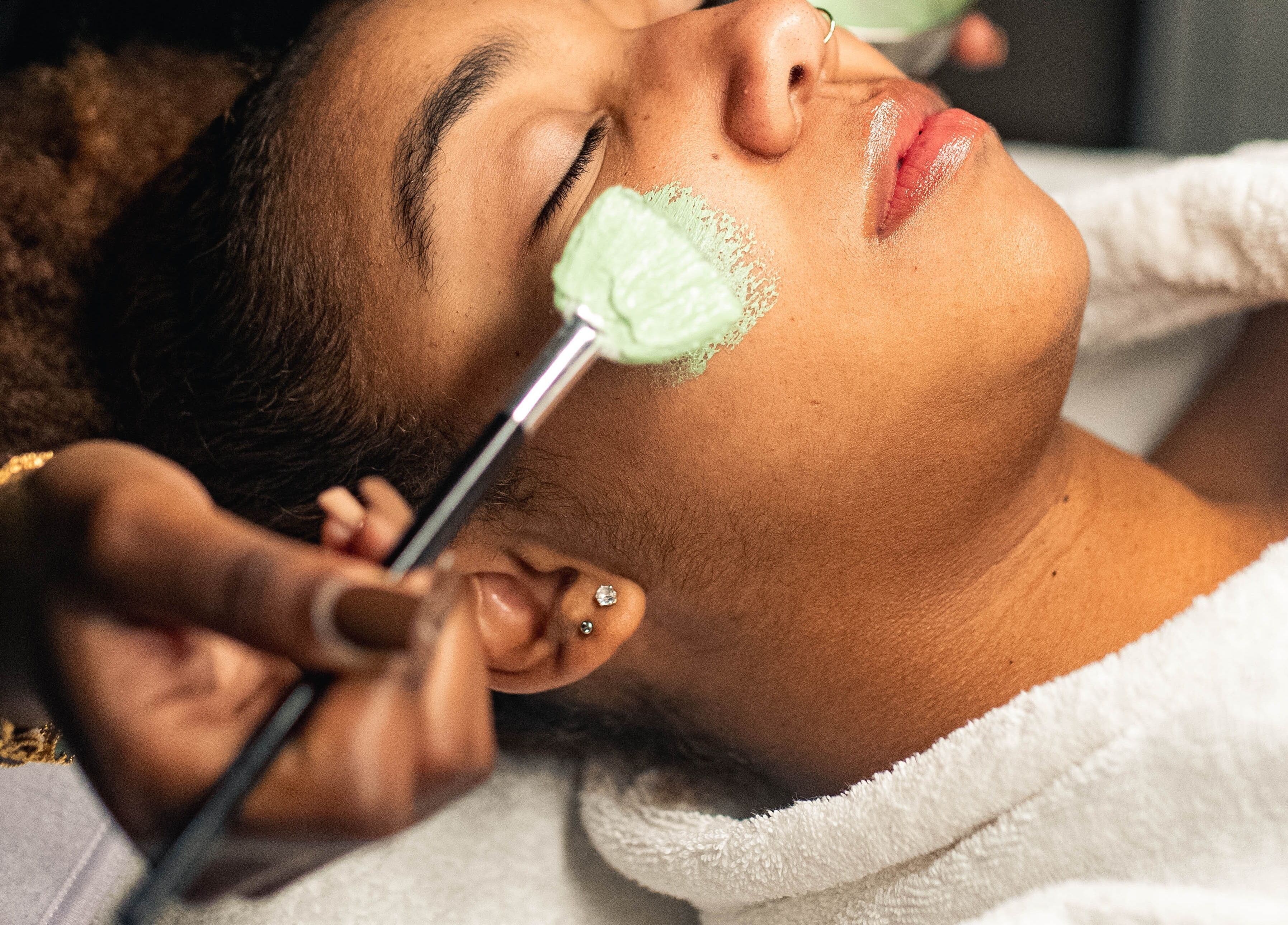 Soins du visage à Dermarica, Montréal, Québec, CA, avec masque appliqué au pinceau.