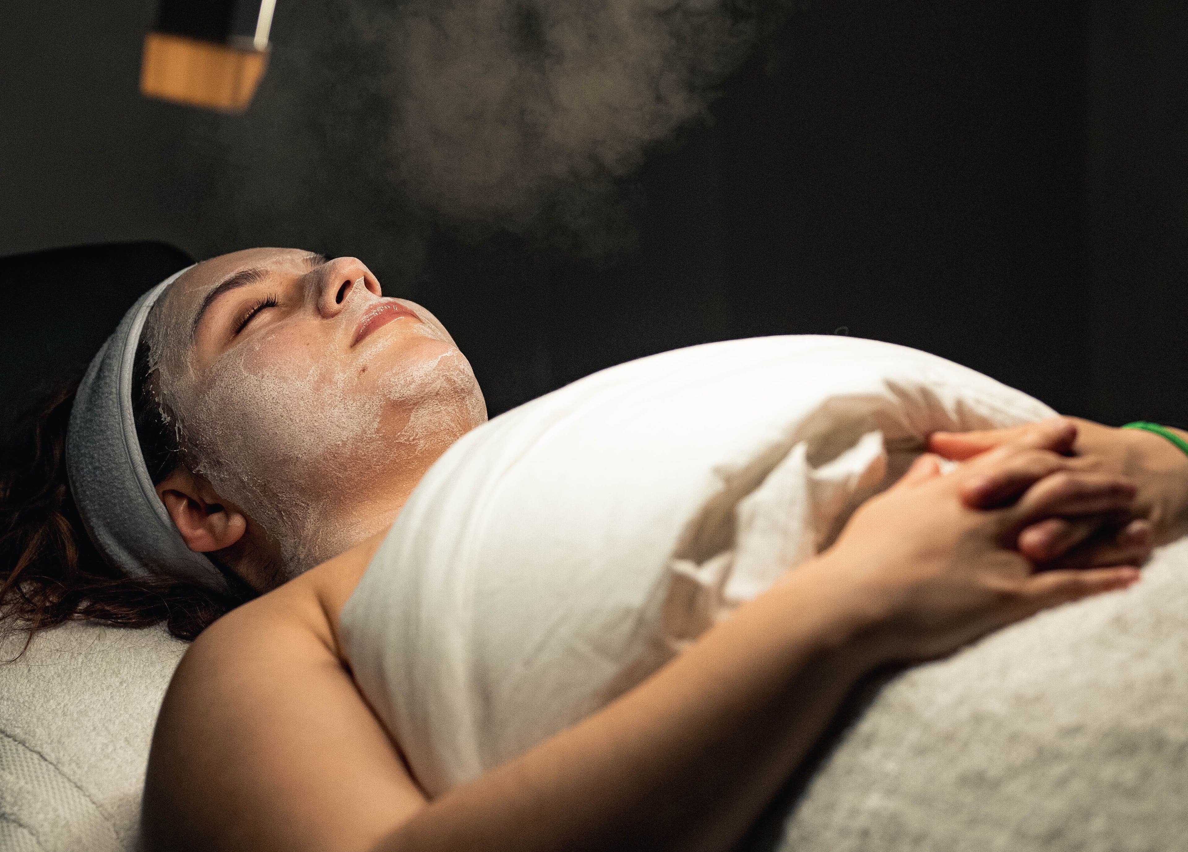 Un soin facial relaxant chez Dermarica, Montréal, Québec, CA, créant une ambiance apaisante et luxueuse.