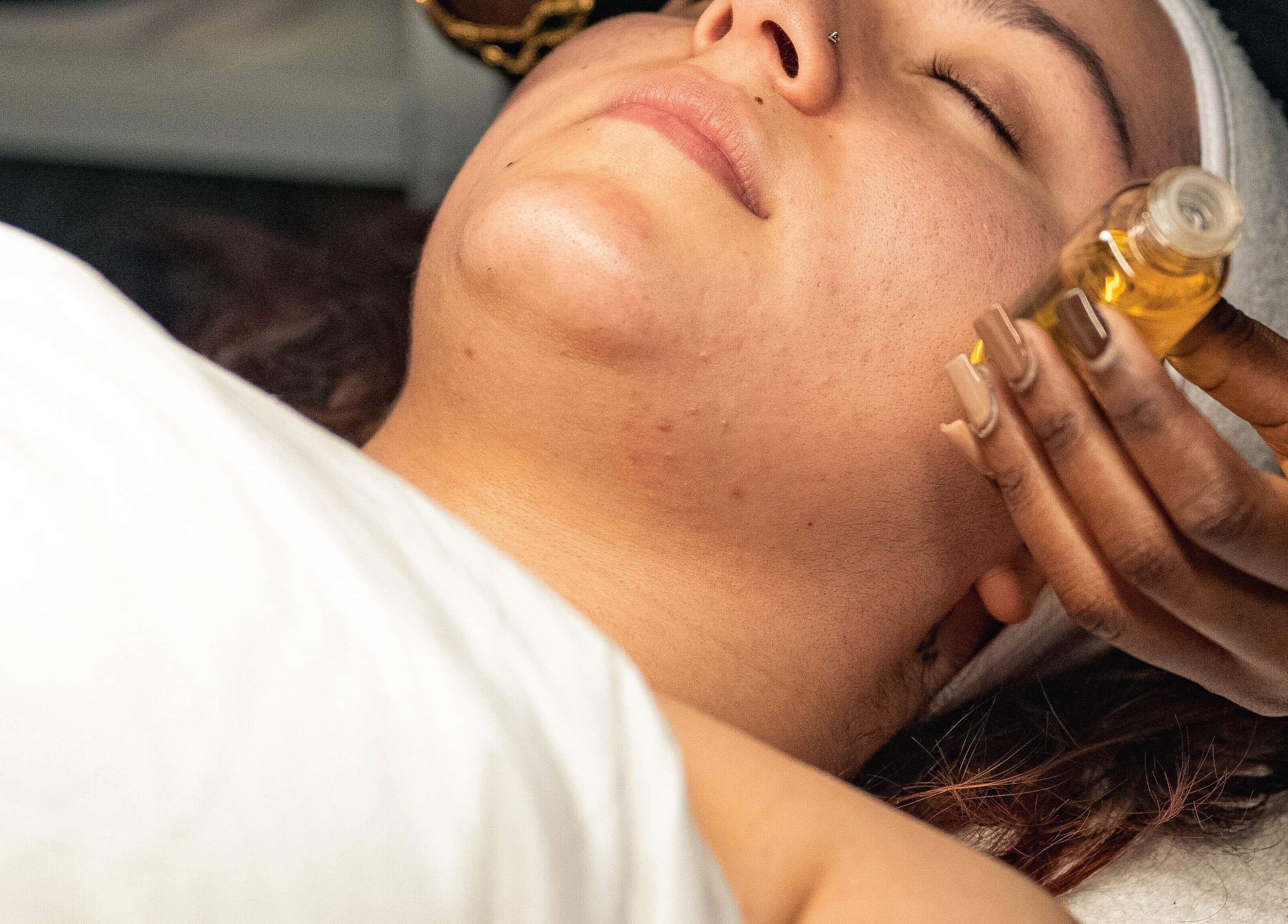 Traitement de soin du visage à Dermarica, Montréal, Québec, CA, avec application d'huile essentielle.